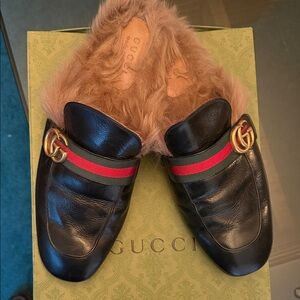 Gucci Princetown Black Leather Loafers with Gold Logo and Red-Green Stripe w/fur